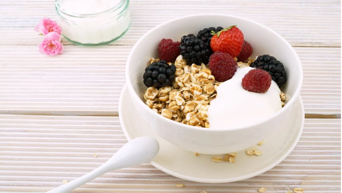 o	Los alimentos fermentados, como el yogur y el kéfir, pueden mejorar la salud intestinal. Foto: Pexels