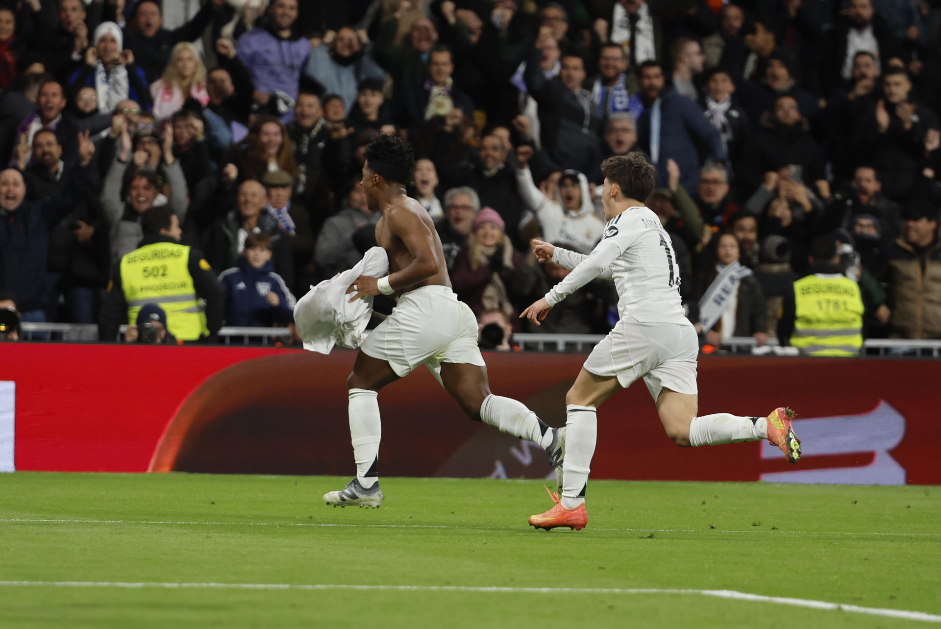 Endrick Felipe Moreira (i) celebra su gol, tercero del equipo blanco. /EFE