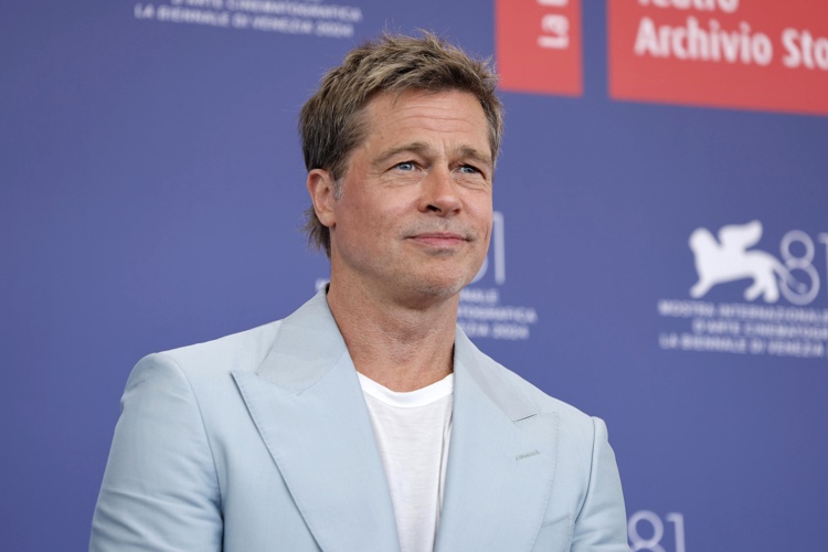 Brad Pitt, tildó, horrible, mujer francesa, estafada, 830 mil euros