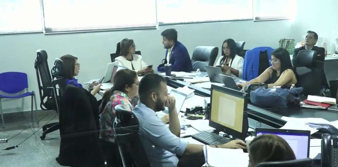 Diputados y equipo técnico de la comisión.