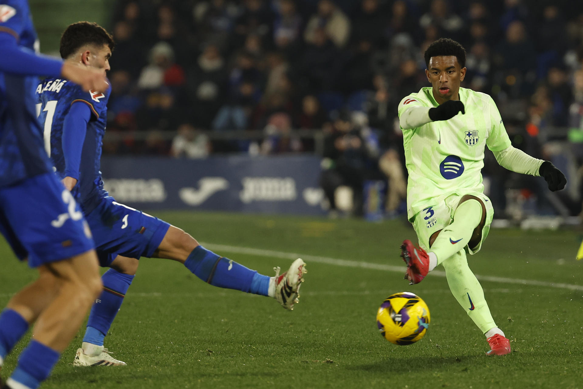 Alejandro Balde (d), golpea el balón ante el centrocampista del Getafe, Carles Aleñá. /Foto: EFE