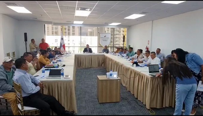 Reunión entre autoridades gubernamentales y representantes de los pueblos indígenas.