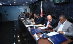 Diputados y miembros de la comisión.
