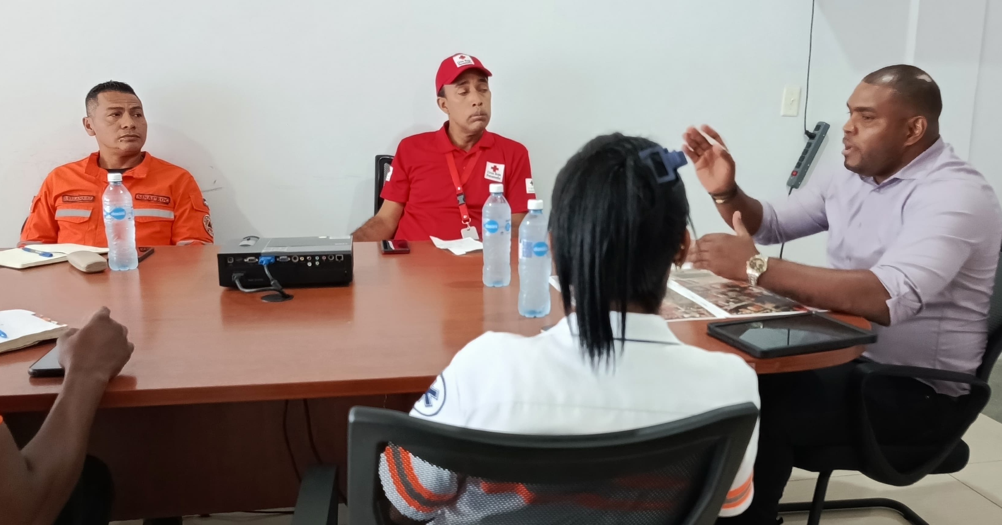 Miembros de la junta de carnaval junto a representantes de estamentos de emergencias.