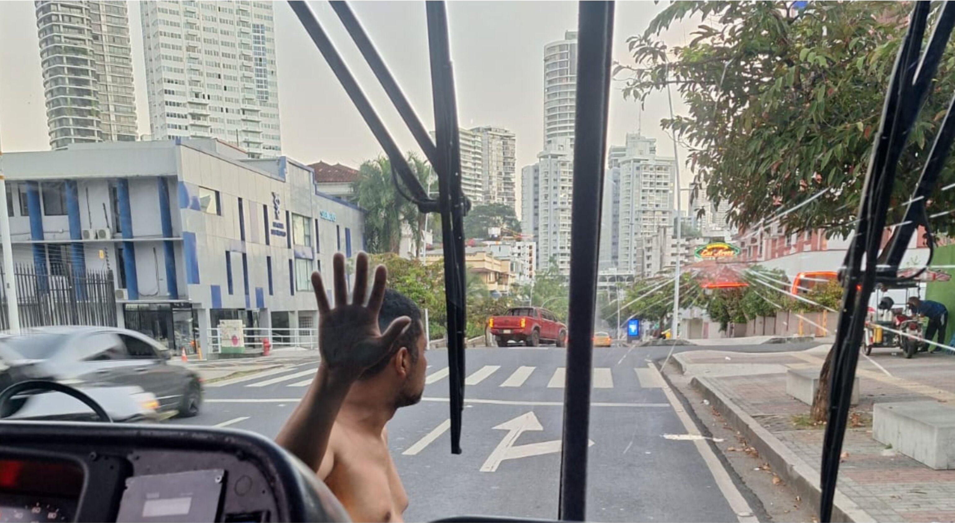 El hombre rompió el vidrio del bus.