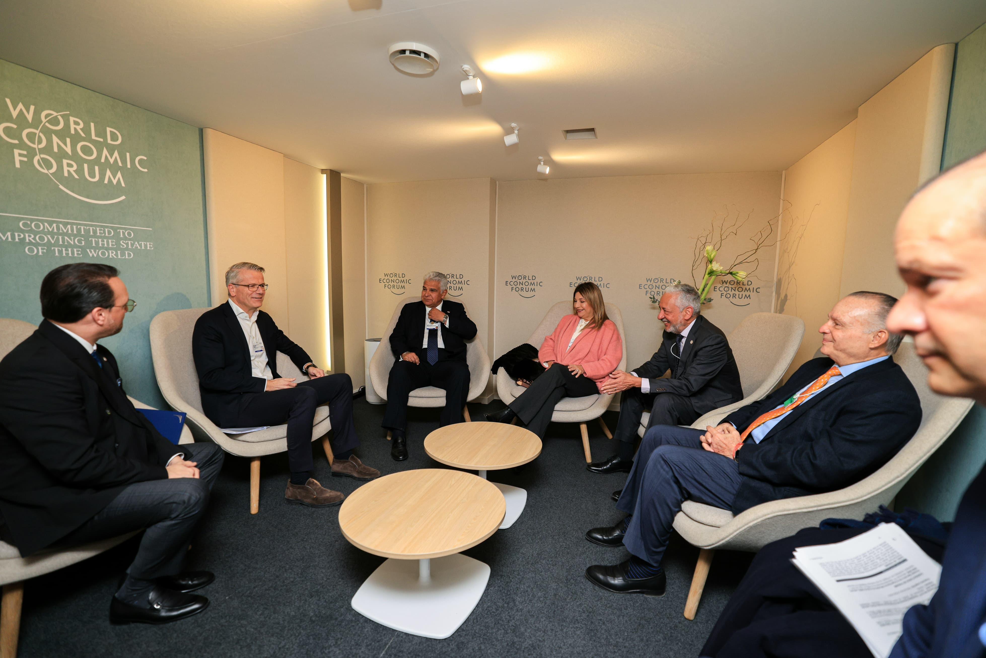 Reunión entre el presidente Mulino y directivos de Maersk.