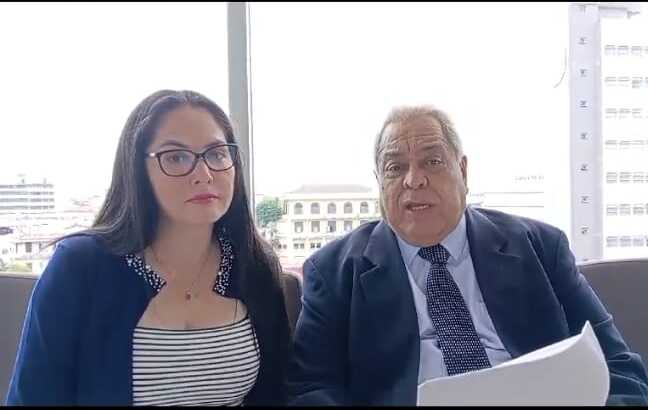 Los abogados Abogados Pérez y Rodríguez en la presentación de la denuncia.