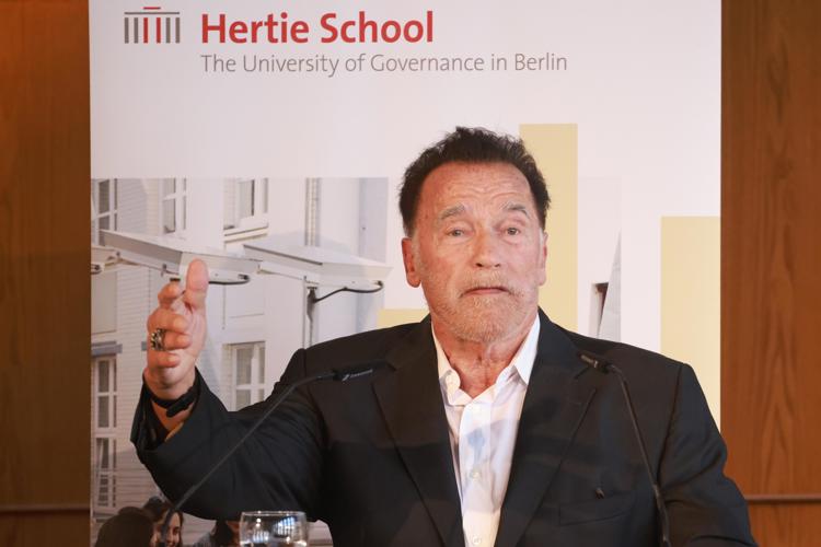 Arnold Schwarzenegger, dona, un millón, combatir, incendios, Los Ángeles