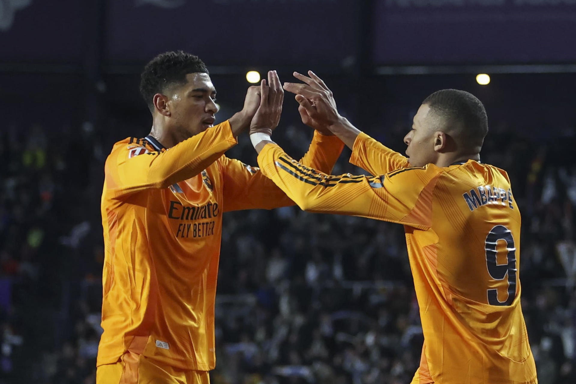 Mbappé festeje con Jude Bellingham. /Foto: EFE