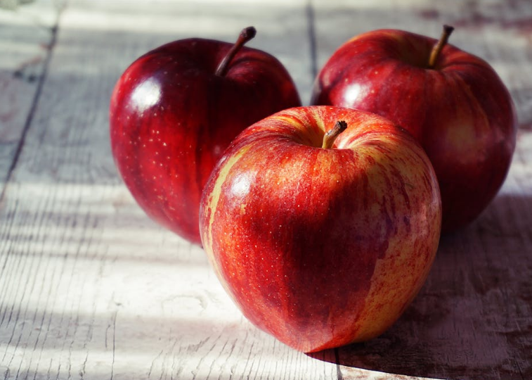 La manzana es excelente para combatir el hígado graso. Foto: Pexels