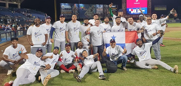 El equipo de Panamá luego de conquistar el título de la Serie de las Américas. Foto: Probeis