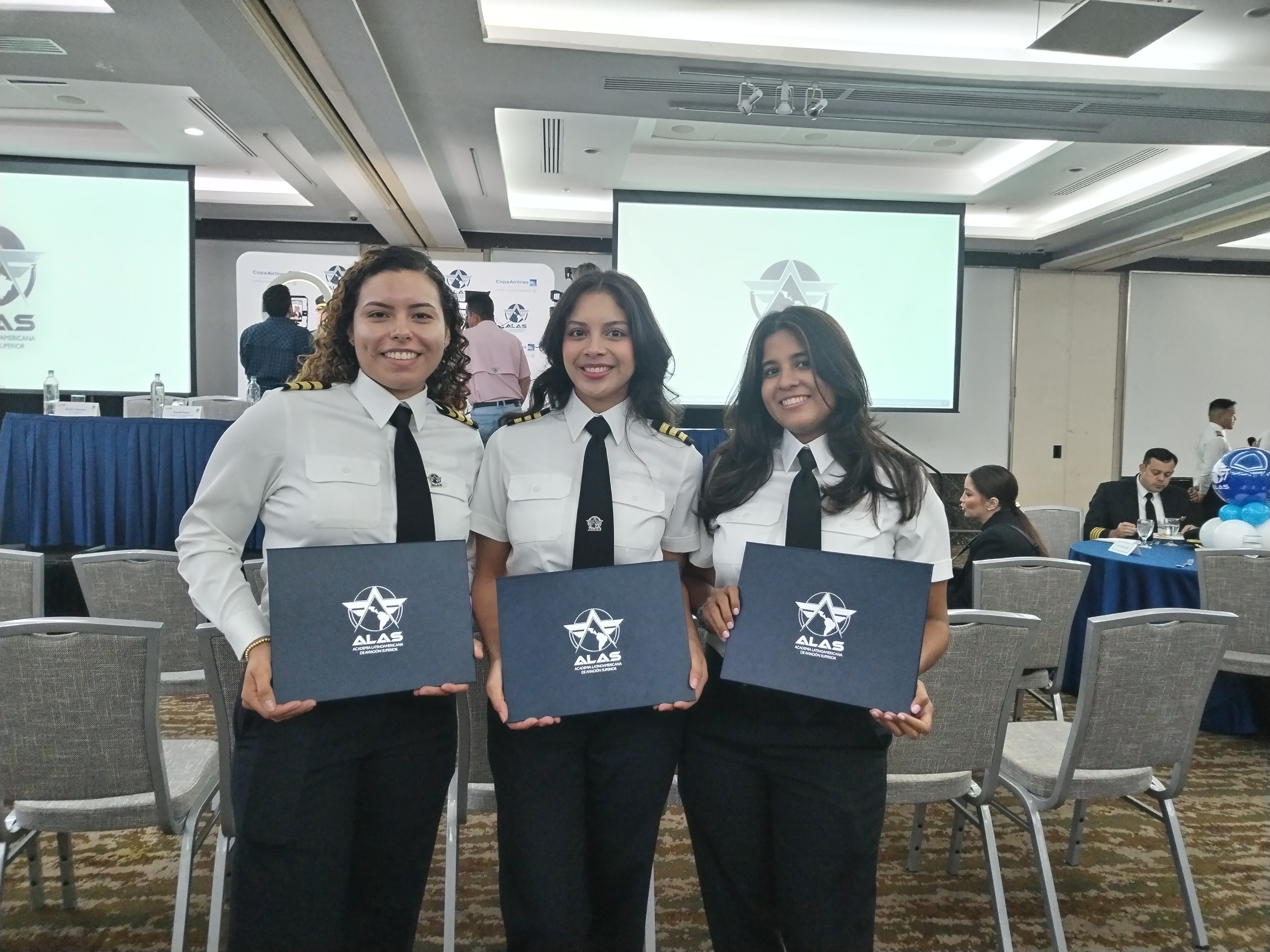  Silvia Ardón (primera de izq. a dcha.) junto a sus compañeros graduandas. Foto: MC