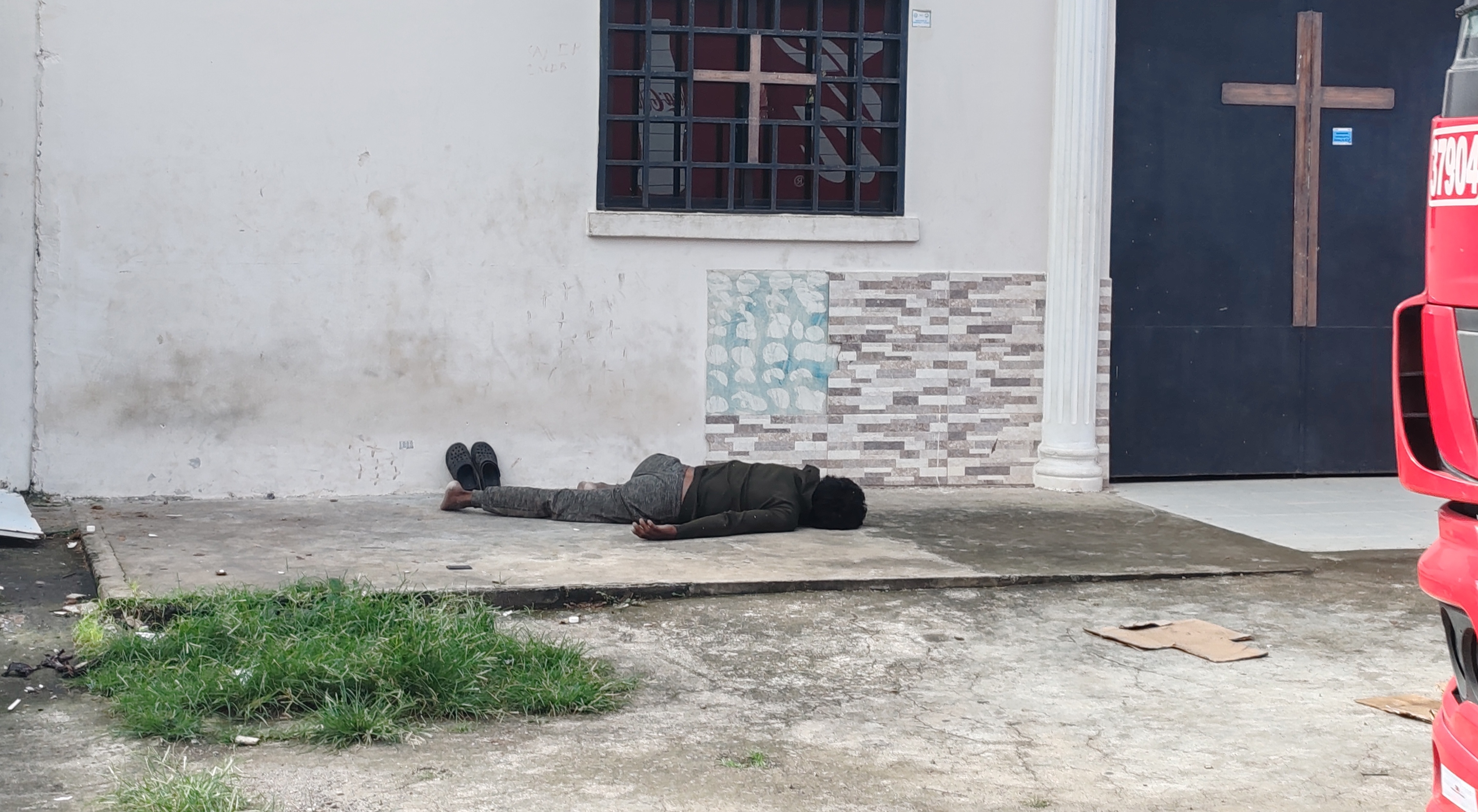 Las personas sin techos se toman los parques y casas abandonadas.