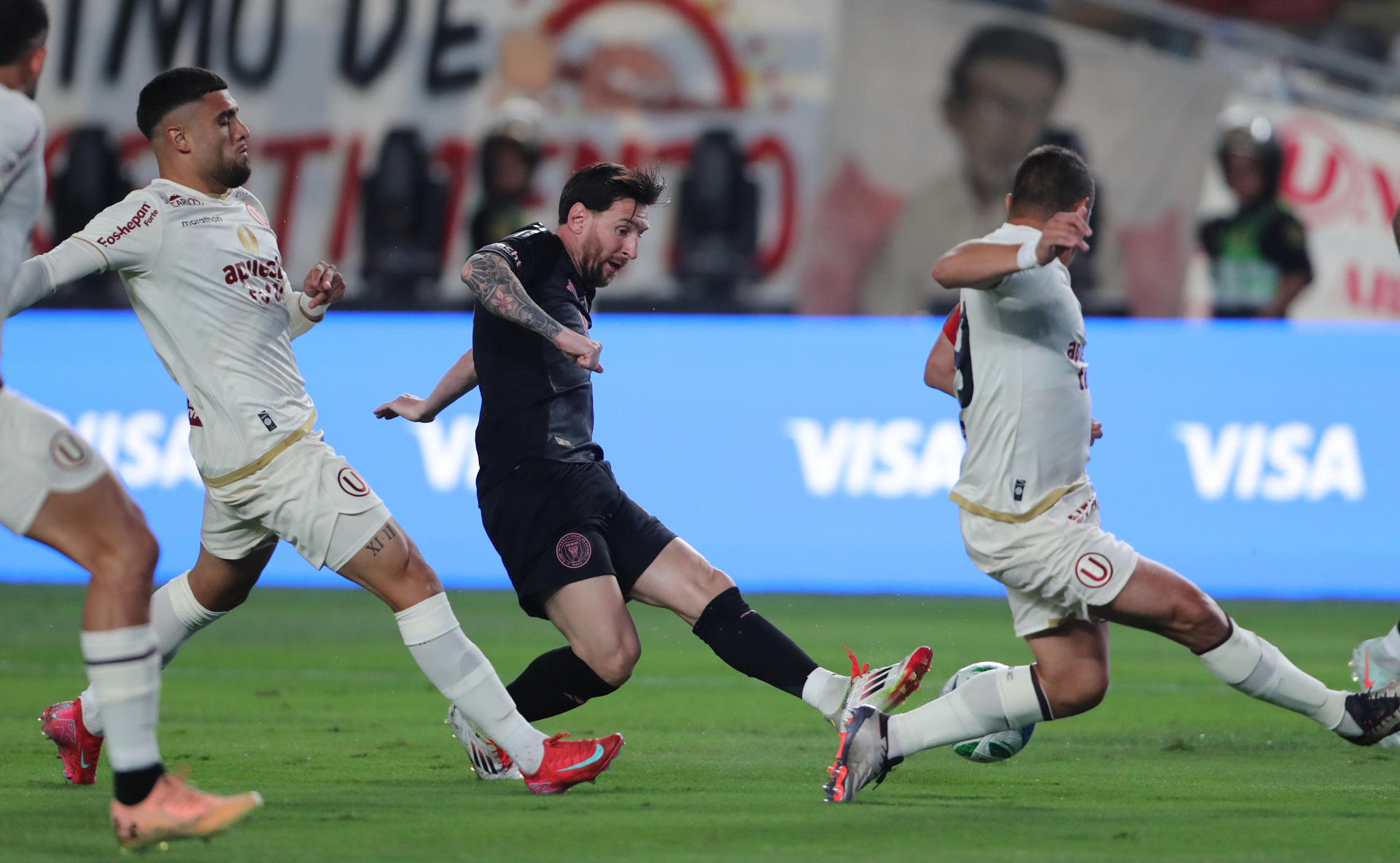 Messi (c) de Inter controla un balón, en un partido amistoso entre Universitario e Inter Miami en el estadio Monumental en Lima (Perú). EFE