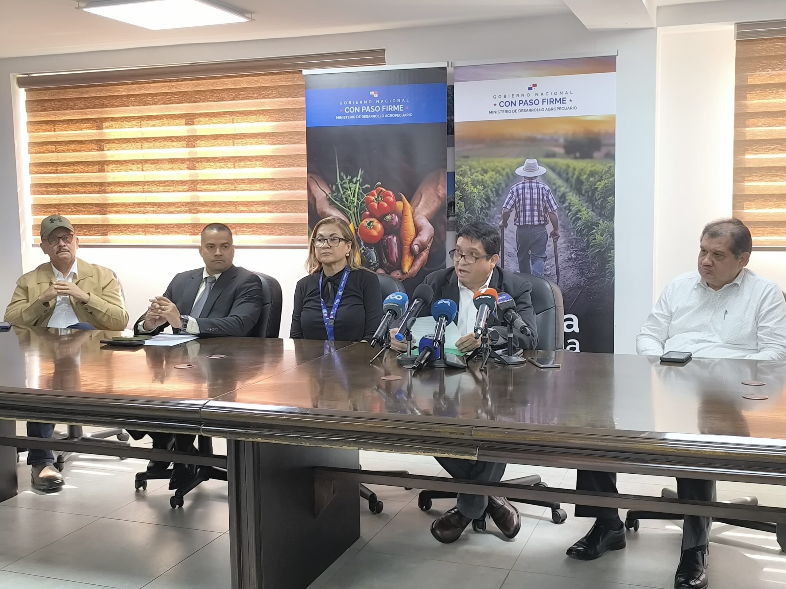 Autoridades del Mida y Minsa brinda detalles del caso a la prensa nacional.