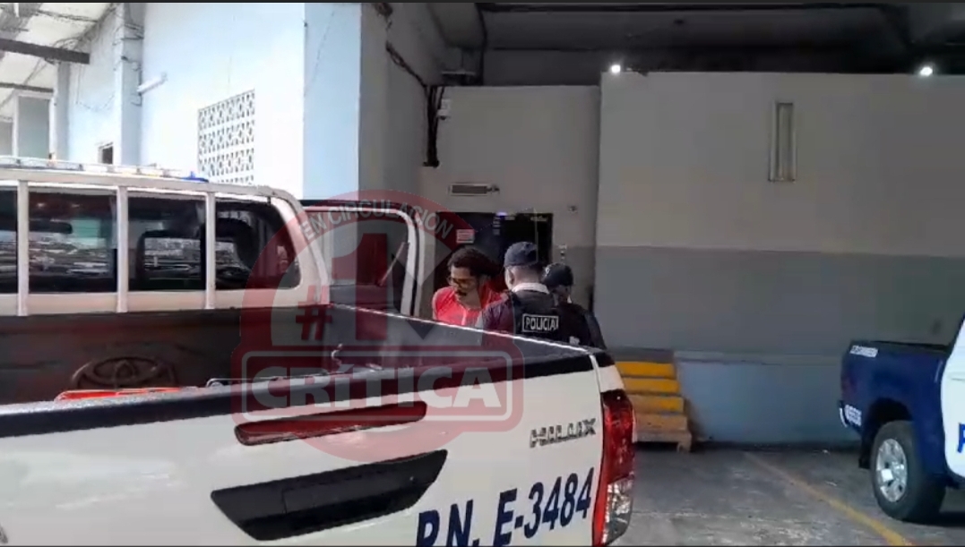El imputado por el homicidio del taxista a la salida de la audiencia. (Foto: Landro Ortiz)