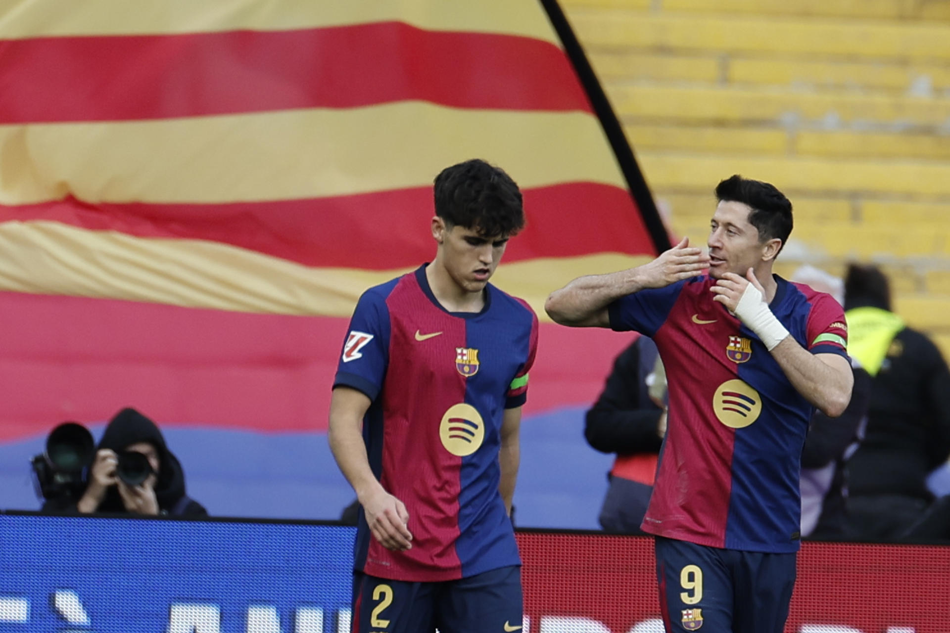 Robert Lewandowski (d) celebra tras anotar un gol, durante el partido de LaLiga entre el FC Barcelona y el Alavés. /Foto: EFE