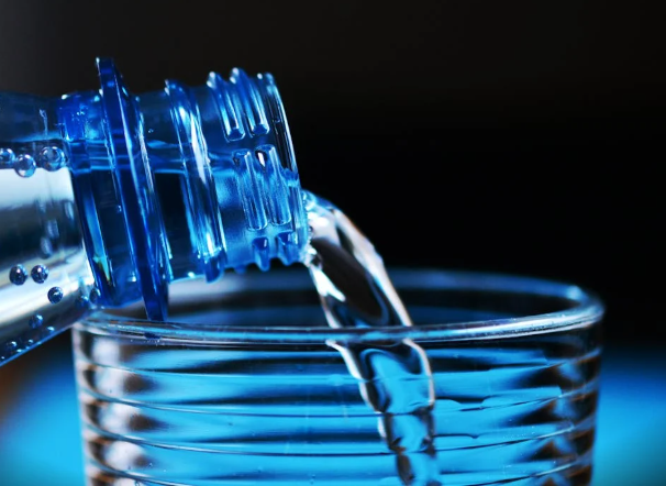 Se recomienda tomar diariamente unos dos litros de agua. Foto: Pexels