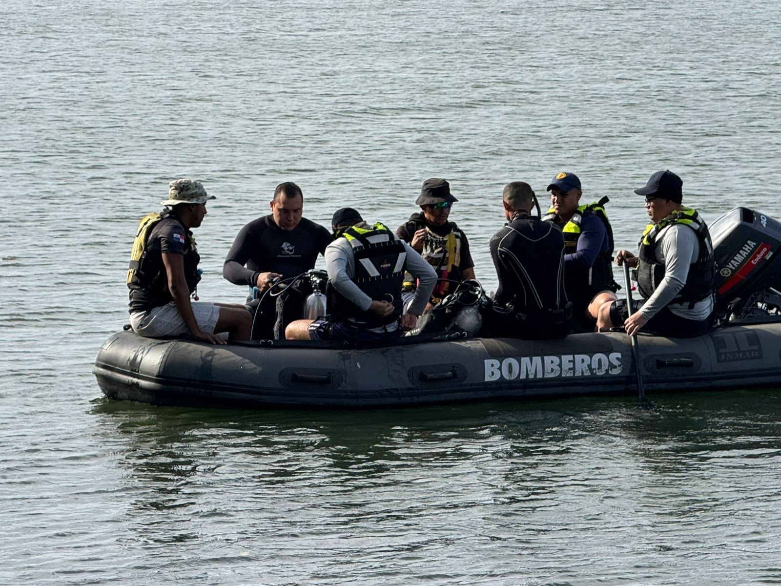 Sinaproc, bomberos y policías en las labores de bísqueda.