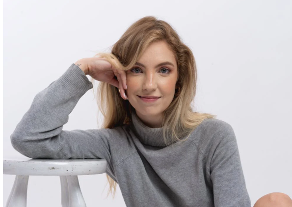 Se recomienda bloqueador solar para el cabello. Foto: Pexels