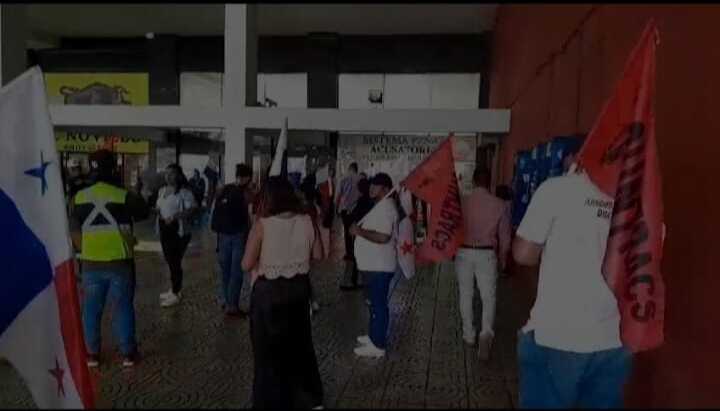 Apoyo a los jóvenes universitario que enfrenta audiencia.  (Foto: Landro Ortíz)