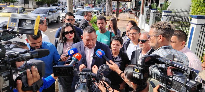 Presentación de denuncia contra director de la Policía Nacional.