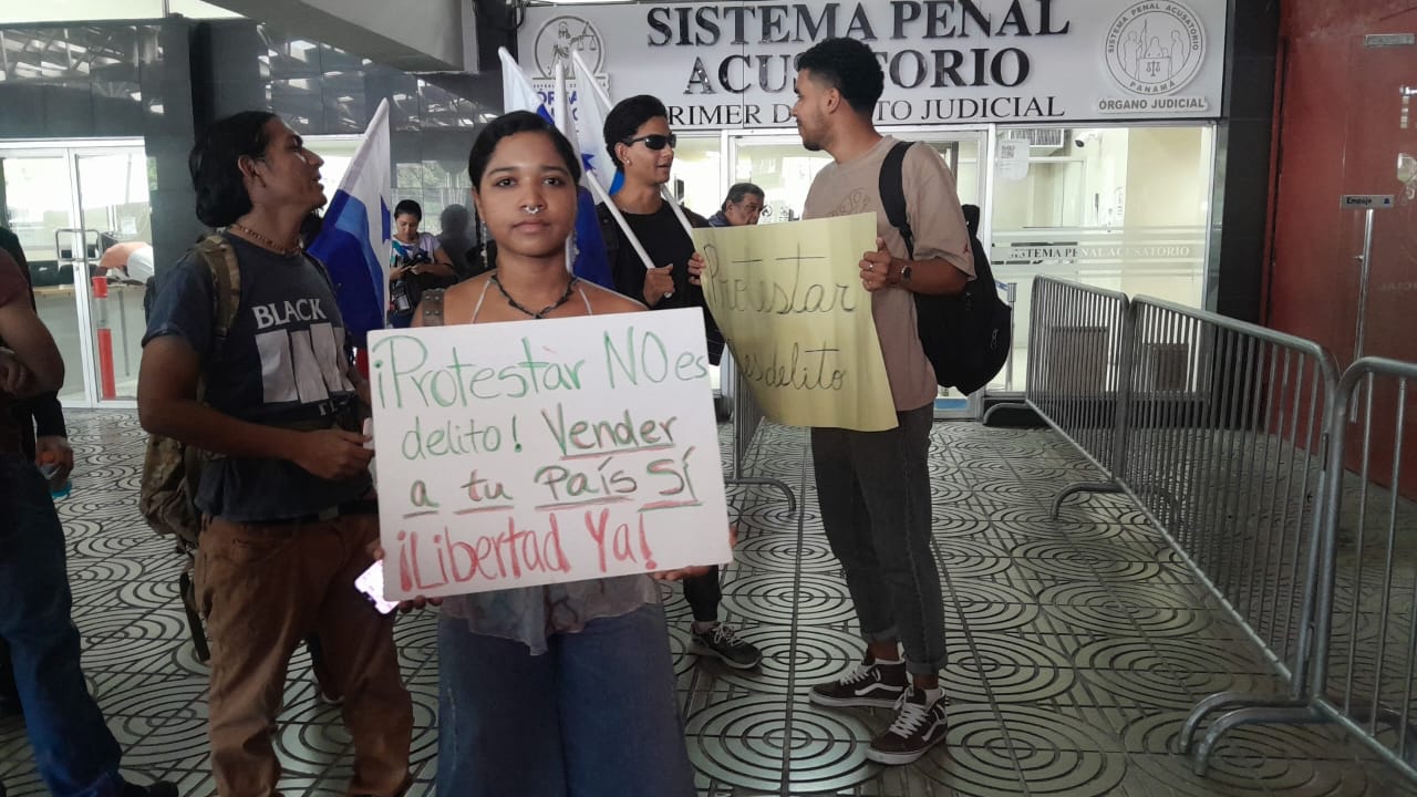 Grupos universitarios y miembros del Suntracs solidarios con los compañeros que enfrentan una audiencia hoy, martes.  (Foto: Landro Ortiz)