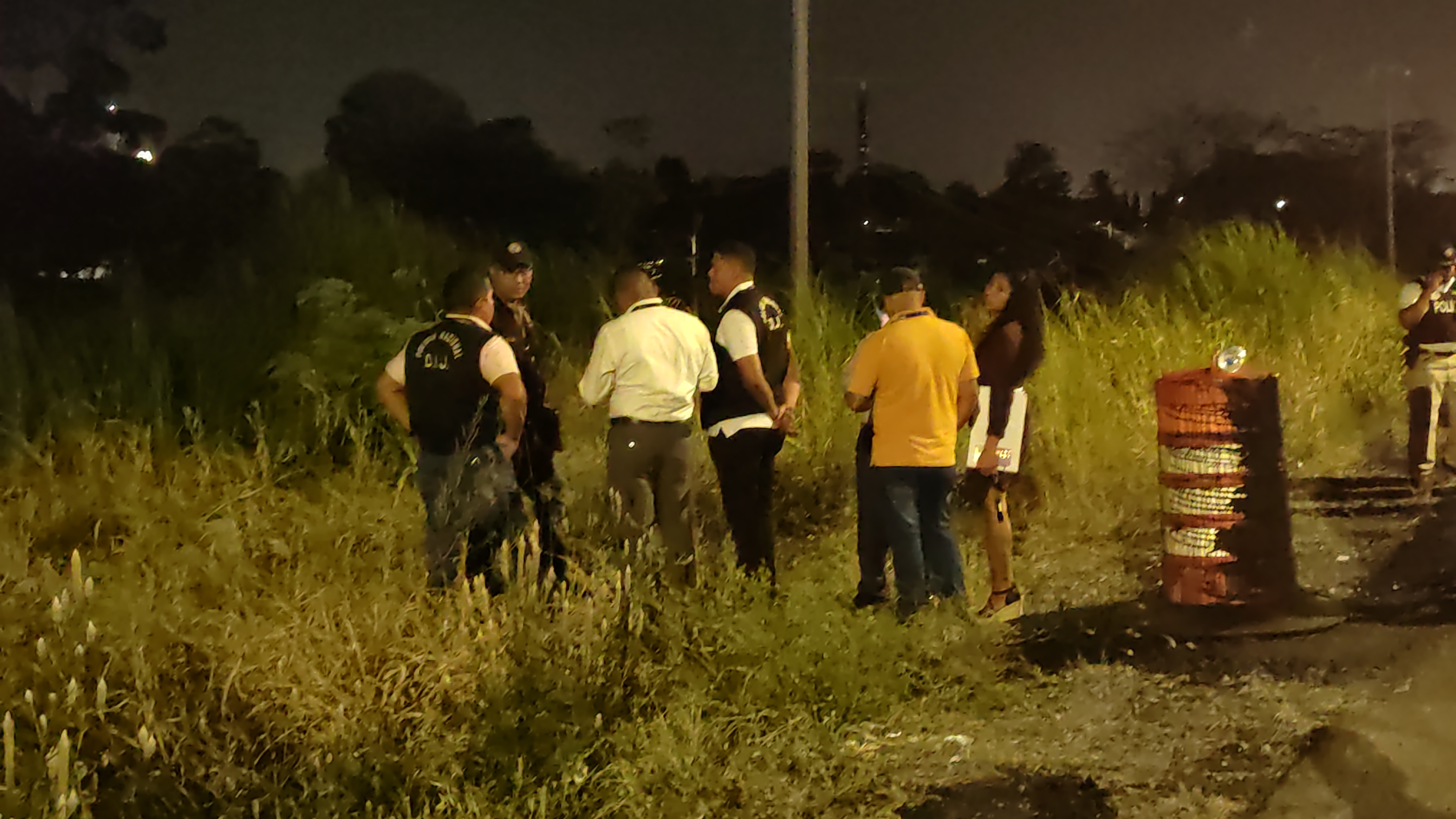 Levantamiento del cadáver a orilla de la autopista Arraiján-La Chorrera.