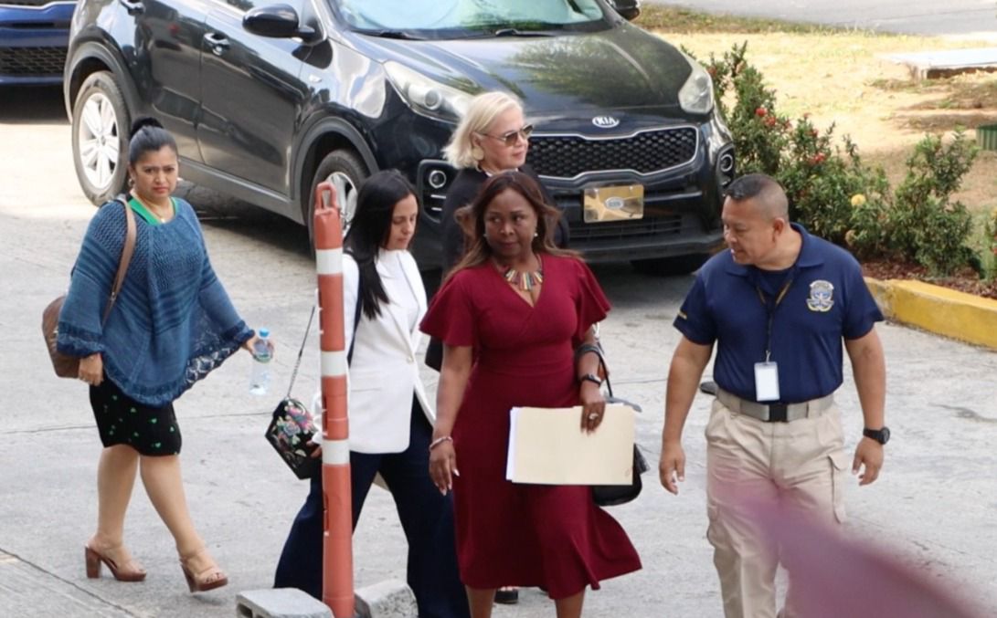 La director regional de Educación de Panamá Centro junto a los abogados presentan la denuncia ante el MP.