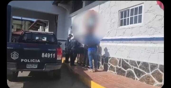 Los tres detenidos tras las rejas.
