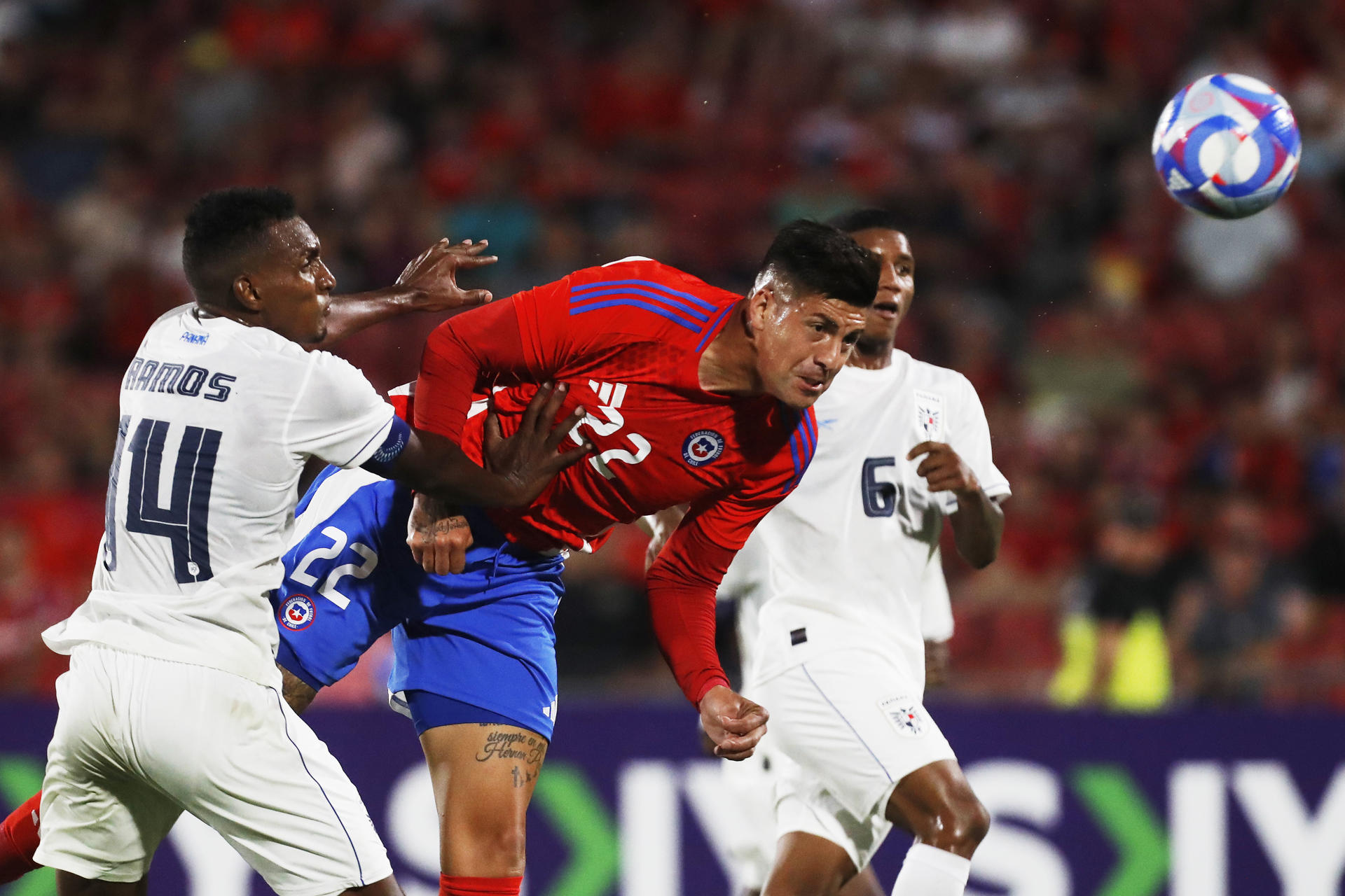 Steffan Pino (c) de Chile disputa un balón con Jiovany Ramos de Panamá. /Foto: EFE