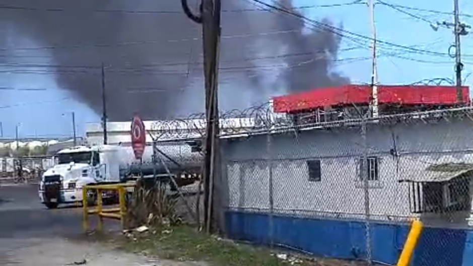 Personal del Cuerpo de Bomberos de Colón se trasladaron al área para amortiguar la situación. Foto: Diomedes Sánchez S.