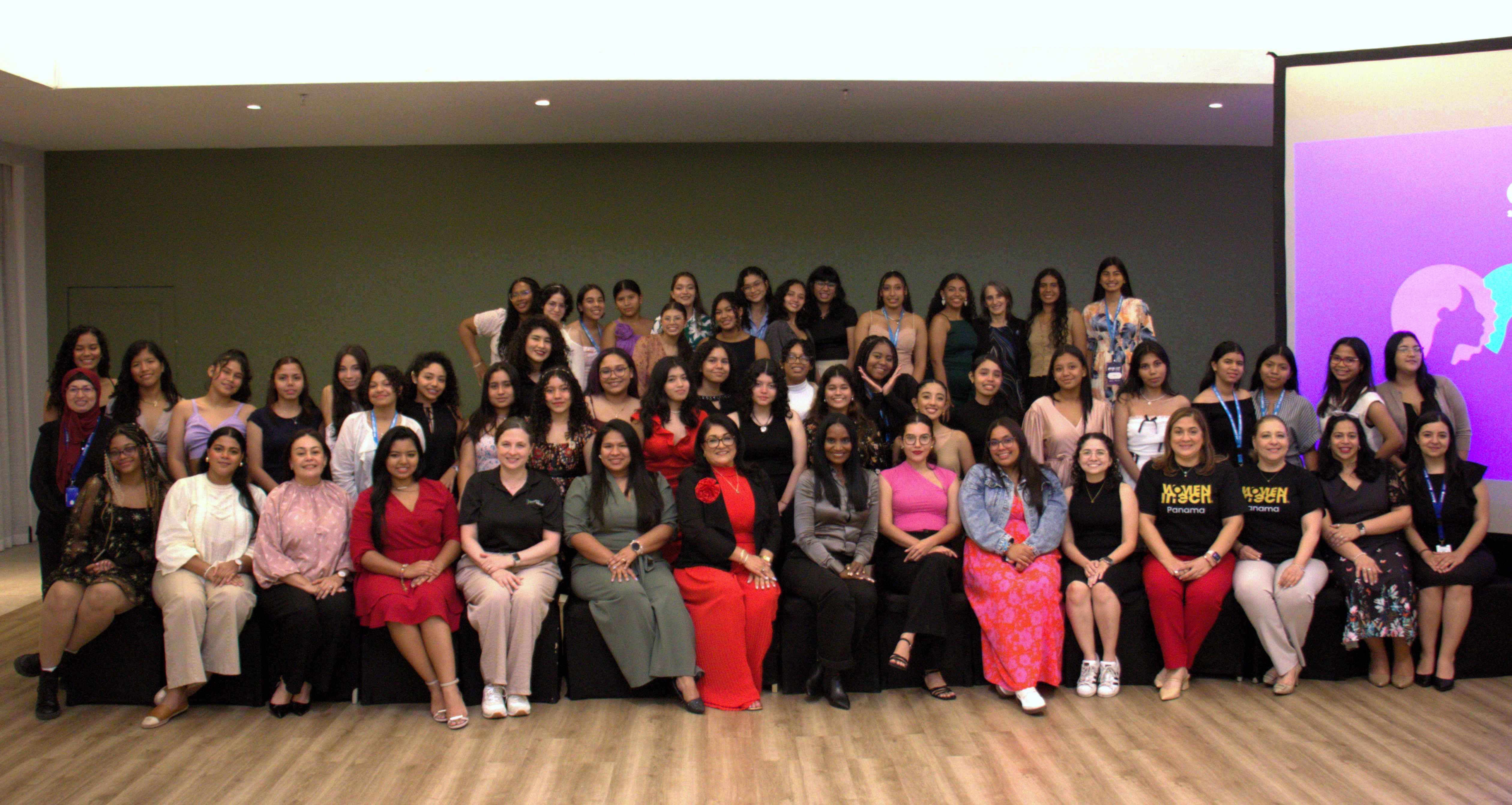 Grupo de participantes de Camptech 2024-2025, tutoras y mujeres profesionales. Foto: Cortesía