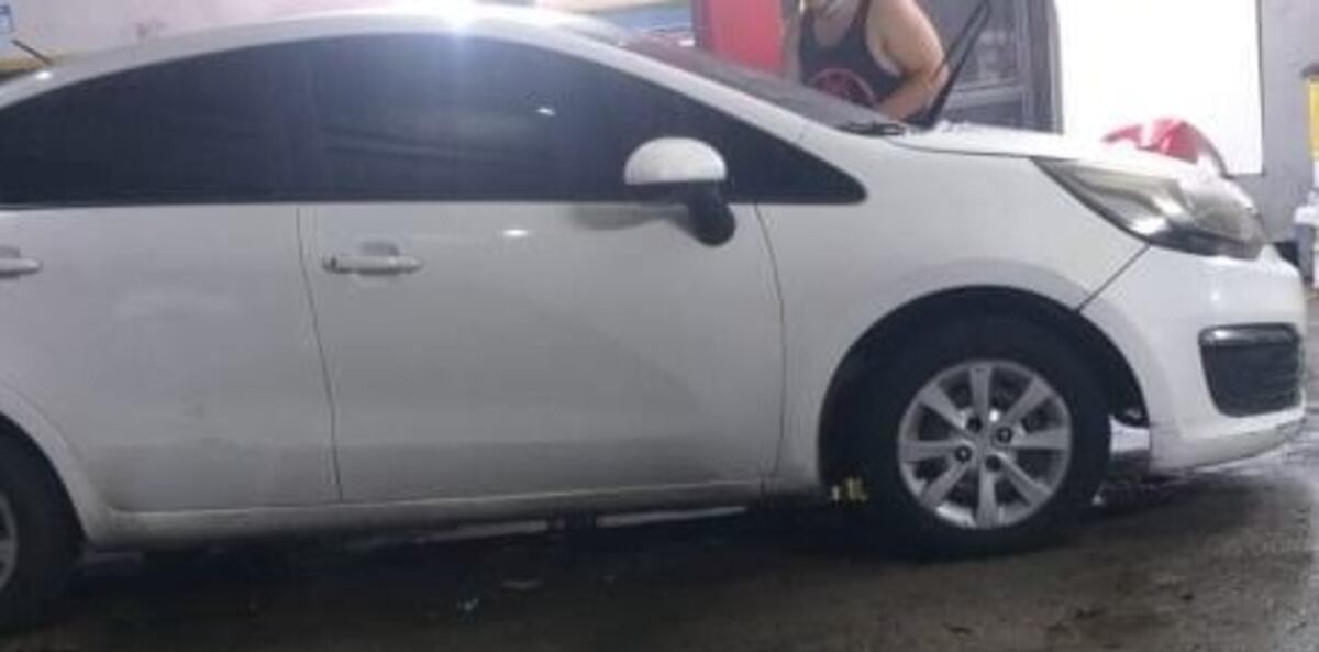  El  auto del dominicano era de color  blanco, Kia, tipo sedán.   (Foto:Cortesía)