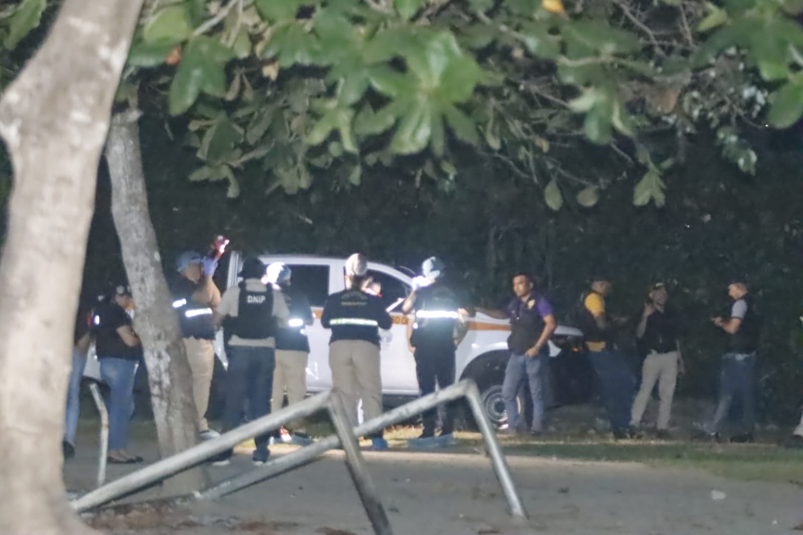Levantamiento del cuerpo en horas de la noche de ayer.  (Foto: Alexander Santamaría)
