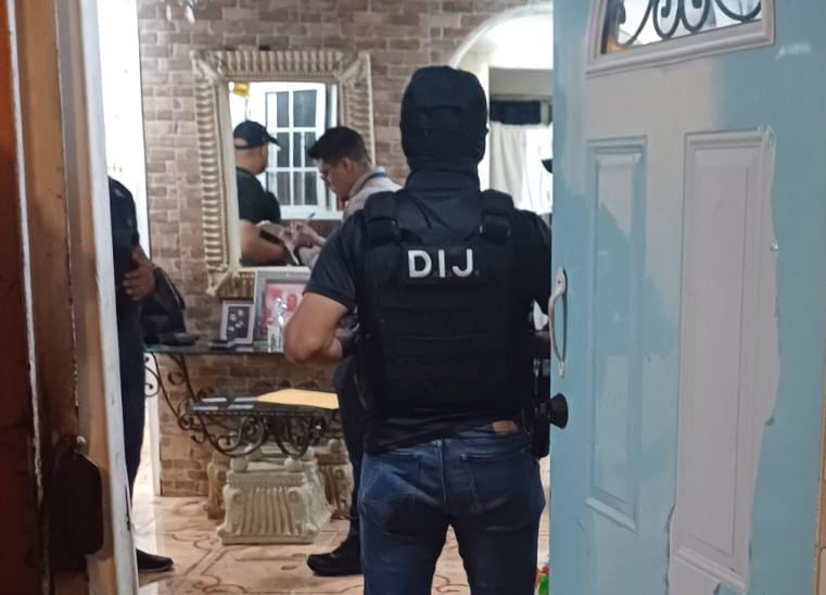 Diligencias de allanamiento durante el operativo.