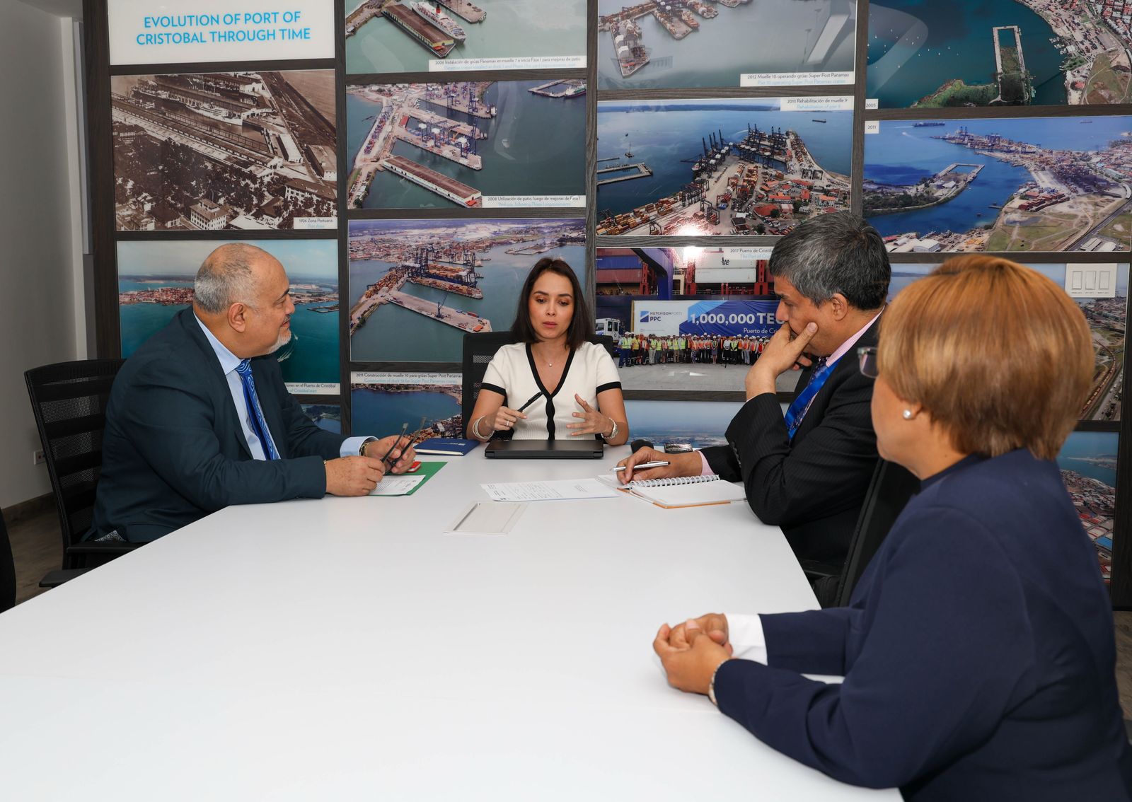 Autoridades de la Contraloría y DIG junto a directivos de la empresa portuaria.