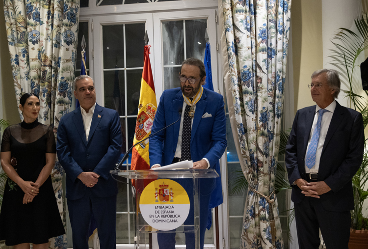 Juan Luis Guerra, cantante, condecoración, España, Orden Isabel la Católica