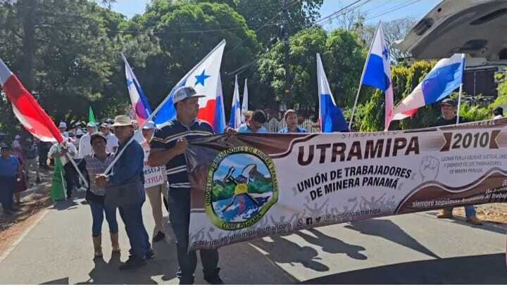 Marcha en pro de la apertura de la mina.