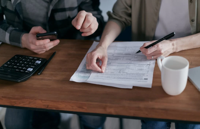 Ya sea para las vacaciones, comprar una casa e invertir en educación, establecer objetivos comunes fortalece el vínculo. Foto: Pexels