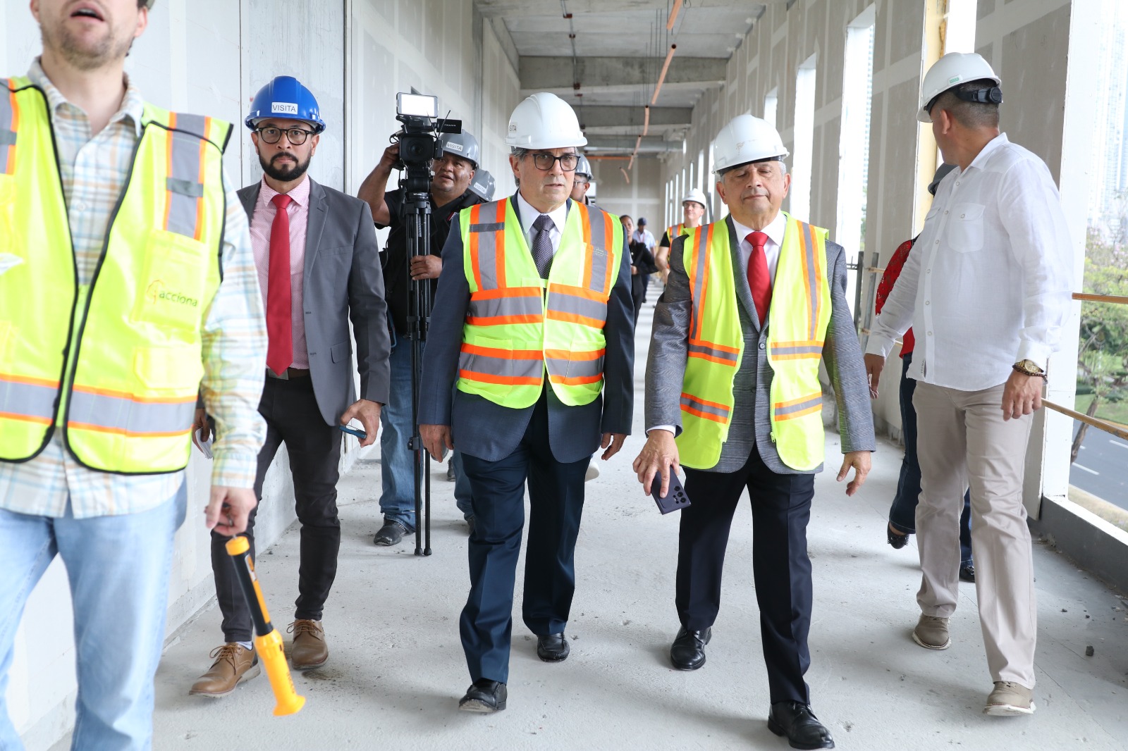 Inspección al edificio por el ministro de Salud.