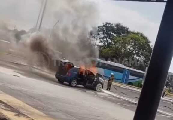 Auto incendiado esta mañana.