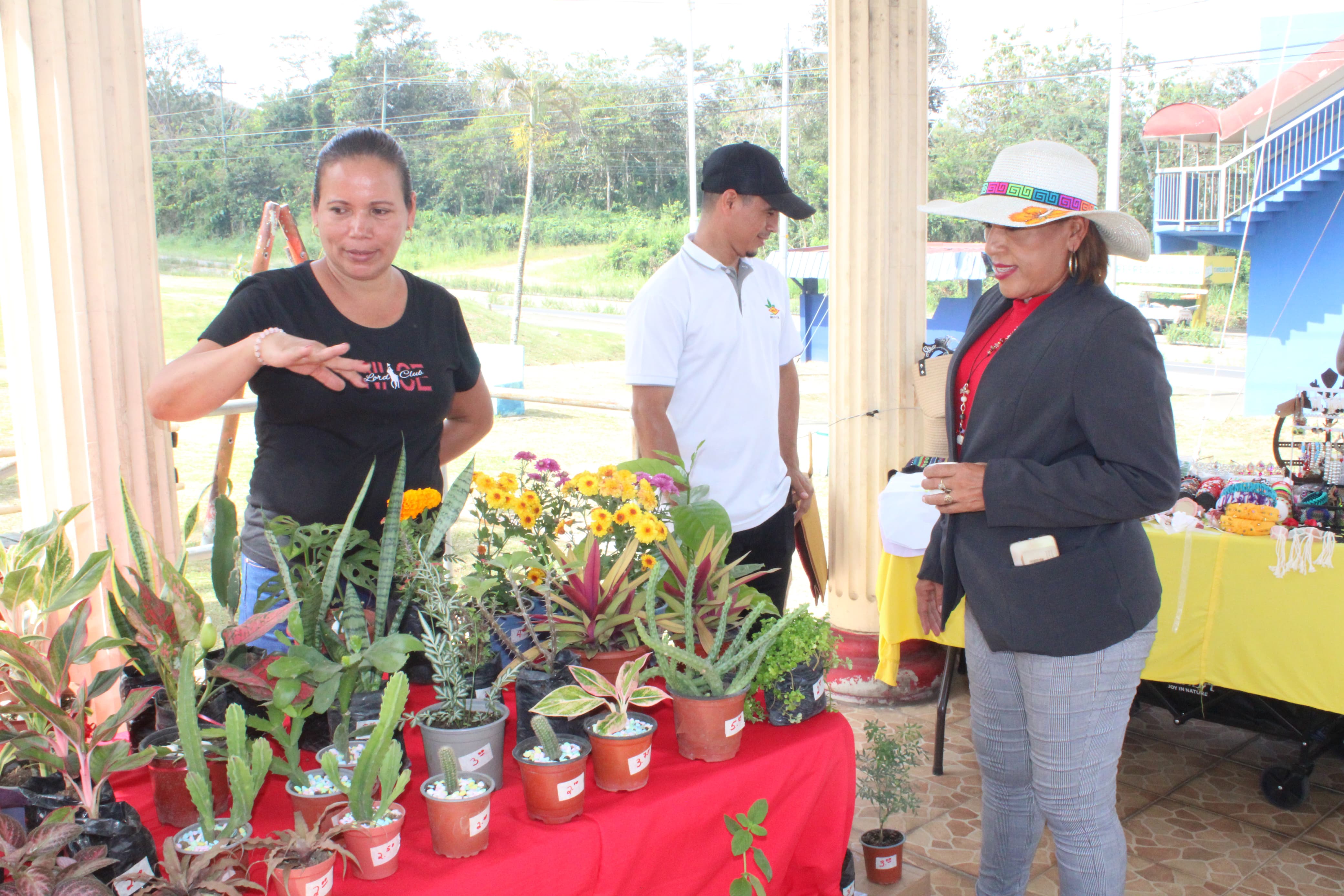 Una ventana comercial para artesanos y productores del área.