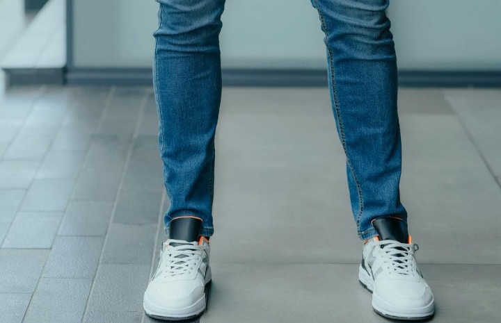 Las zapatillas deportivas combinan bien con este estilo de pantalón. Foto: Pexels