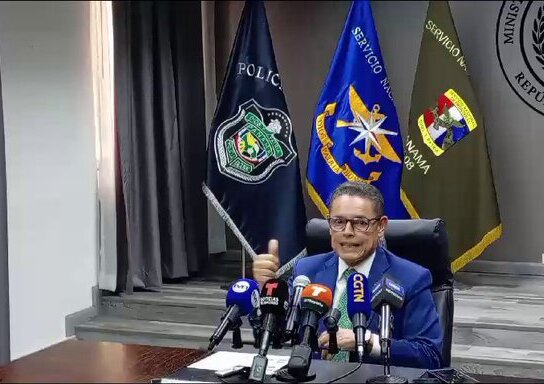Ministro Ábrego ofrece declaraciones a la prensa nacional e internacional.