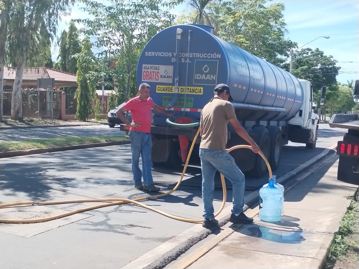 A través de carros cisternas se ofrecerá el abastecimiento de agua a los hospitales.