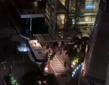 Movimiento de migrantes desde  el hotel anoche.