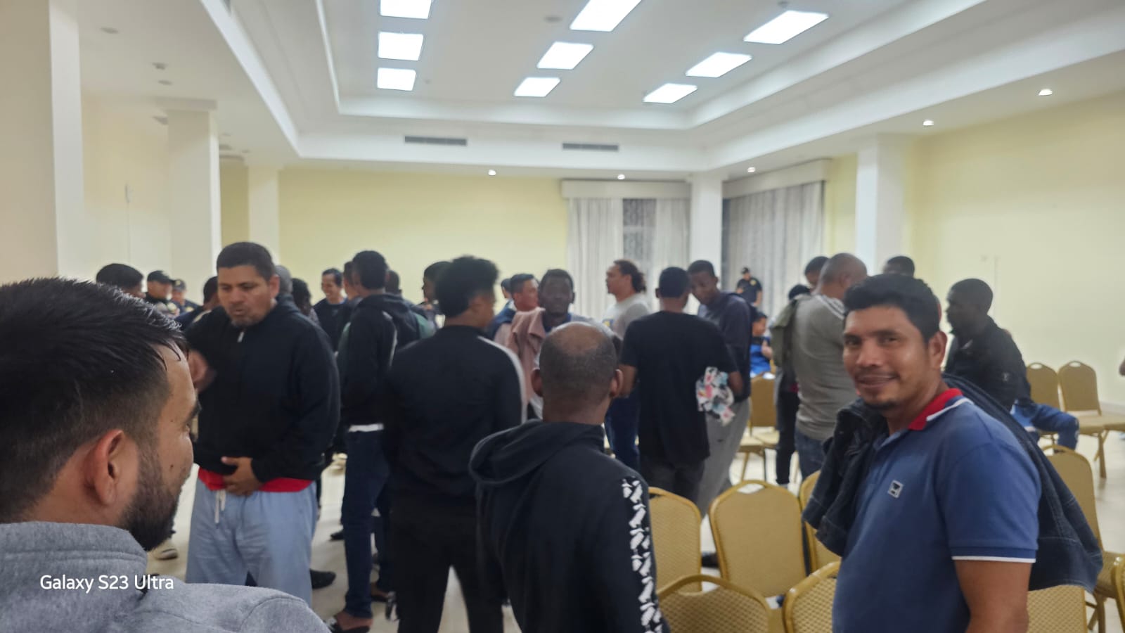 Algunos de los 83 privados esperando sus oficios en el salón de audiencias. 