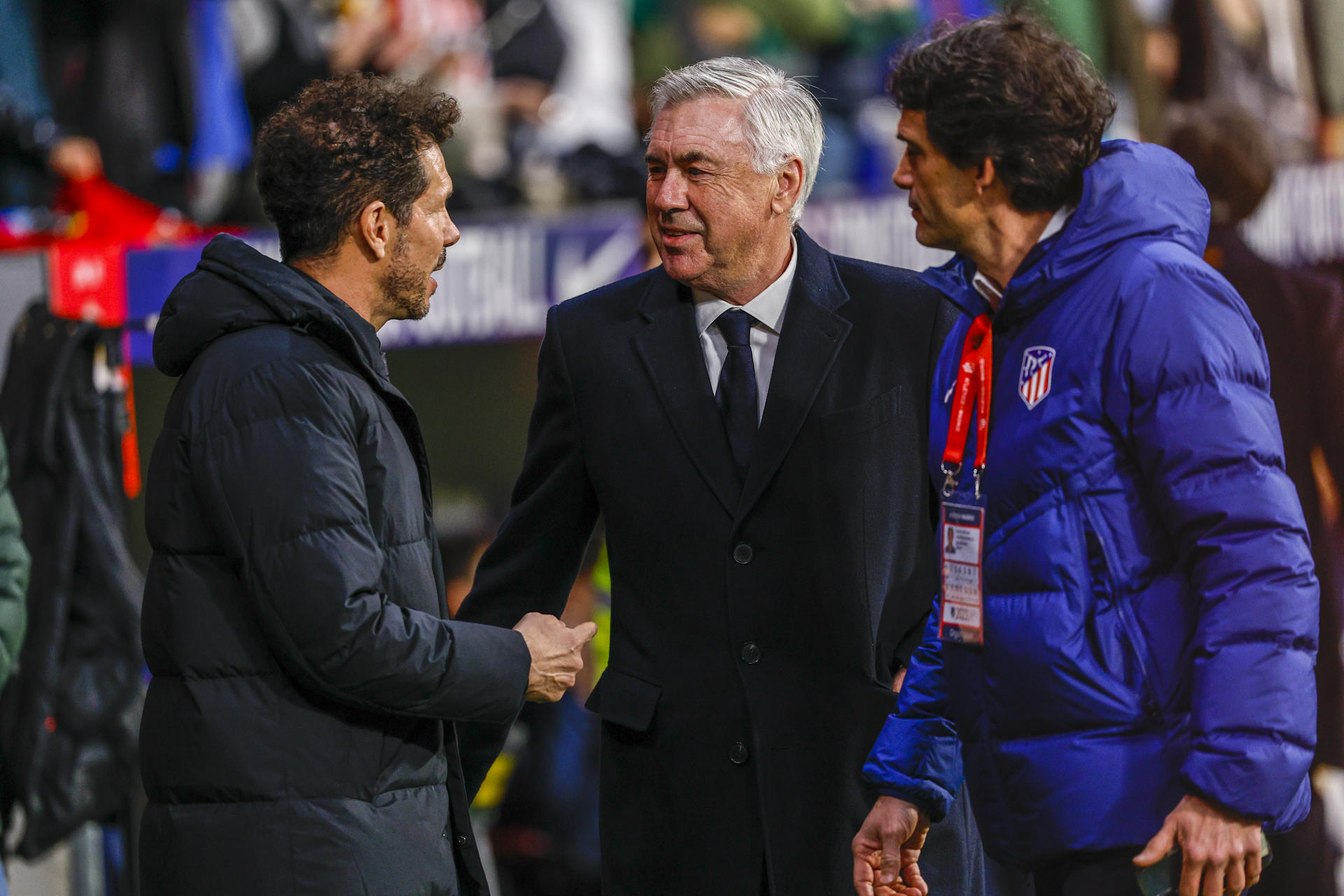 El entrenador argentino del Atlético de Madrid, Diego 'El Cholo' Simeone (i), saluda al entrenador italiano del Real Madrid, Carlo Ancelotti (c). EFE