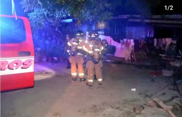 Bomberos desarrollaron labores de extinción.